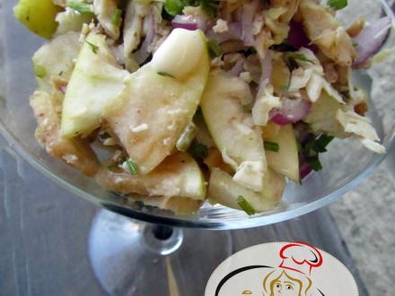 Салат из курицы с яблоком